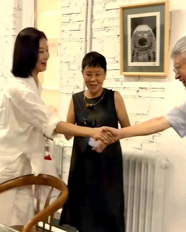 宋祖英私下聚会曝光，穿棉麻短发亮相，完全颠覆你的印象！