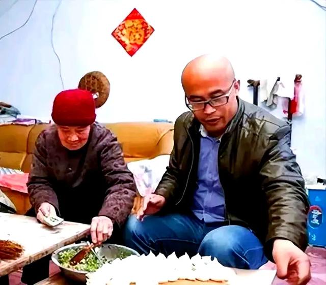 山东高三男孩免费住老太太家考上北京体制后却因老太太扔了铁饭碗