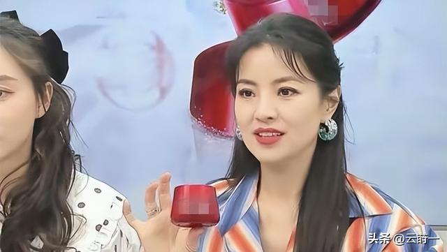 和撒贝宁同居四年，却转身和富豪在一起，没想到如今却沦落至此