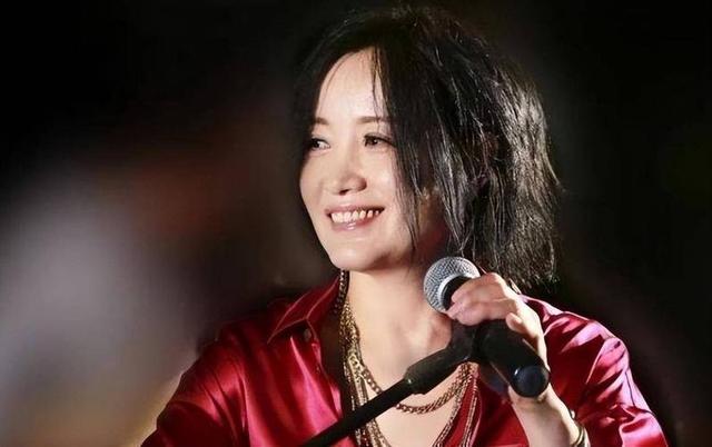 她连上5次春晚，私下却和恩师同居怀孕被骗流产，今57岁依然单身