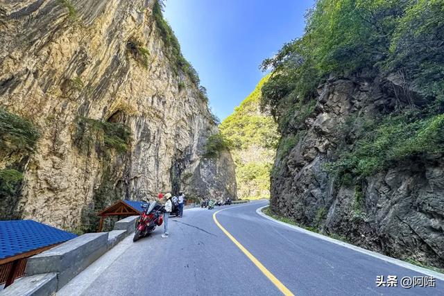在秦岭最美跑山公路101省道，发现很多当地摩友喜欢倒头就睡