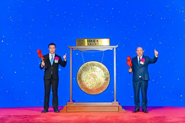 被灯泡厂裁掉后，他靠卖挖掘机翻身，15年干倒美国芯片巨头！