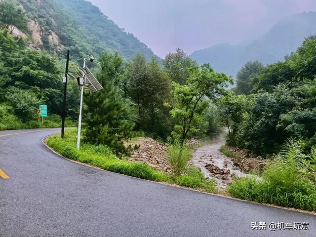 文字版【润在北京】山水林弯小山谷，溪水潺潺麻松路