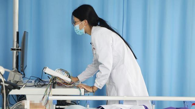 高血脂不能吃苹果？医生含泪苦劝：不想血脂堵塞，少吃这4种果蔬