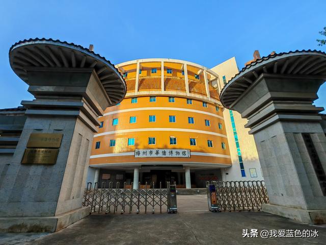 参观梅州市华侨博物馆