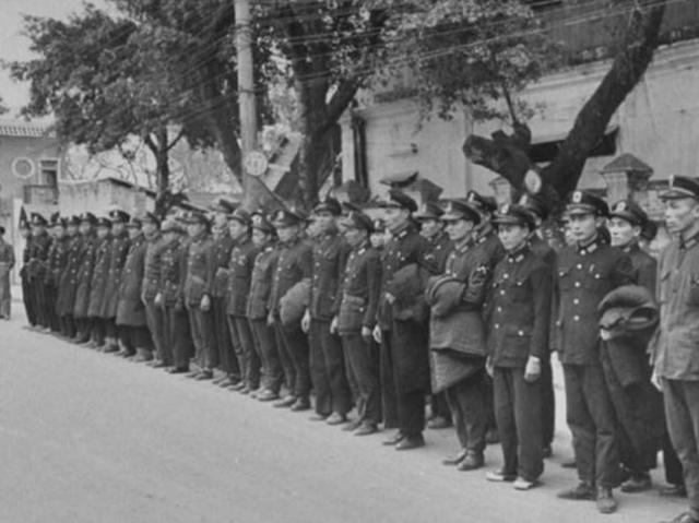1949年蒋介石败退台湾，带走了多少军队？说出来让人难以接受