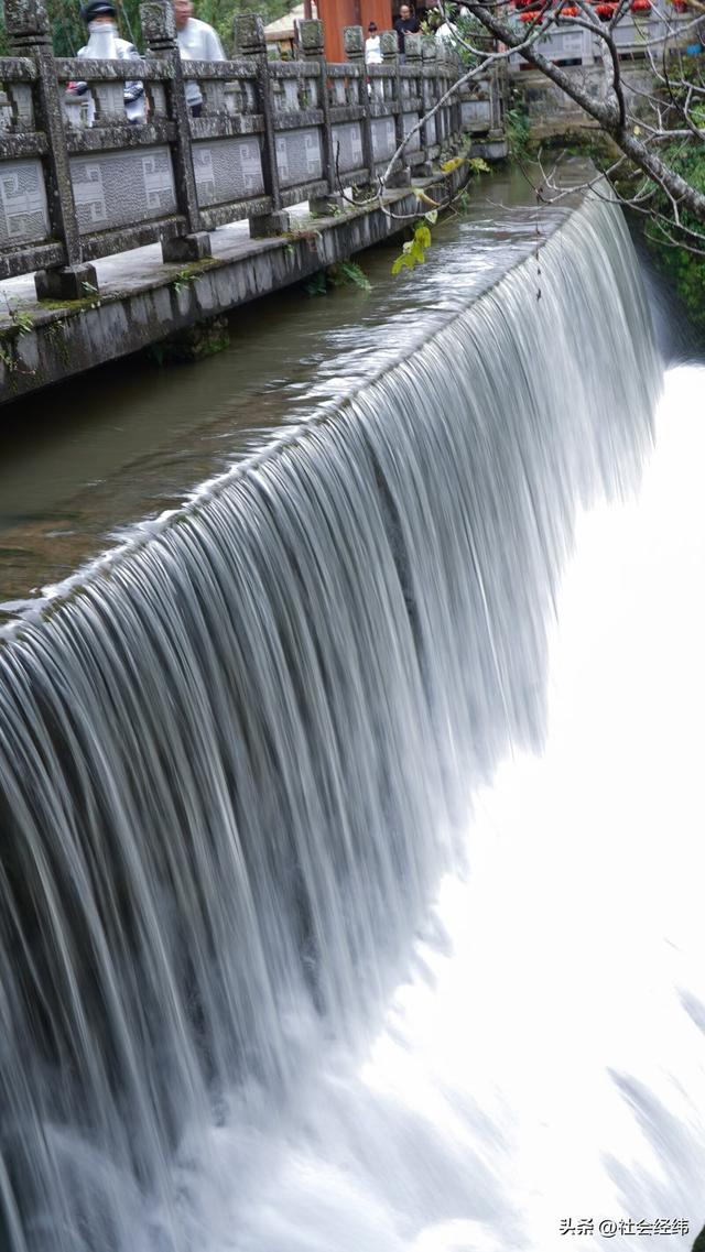 每日一景|中国唯一城市瀑布·云南腾冲叠水河瀑布