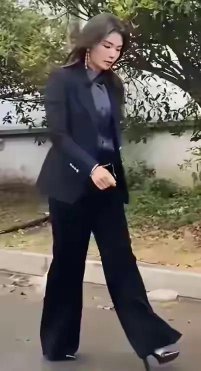 没滤镜47岁刘涛长啥样？路人偶遇照曝光，网友：和网上夸的不一样