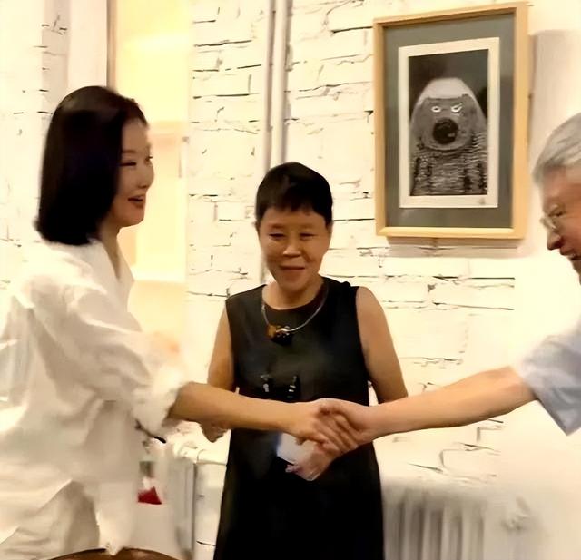 宋祖英私下聚会照流出，穿棉麻衣留短发，印象被完全颠覆呢
