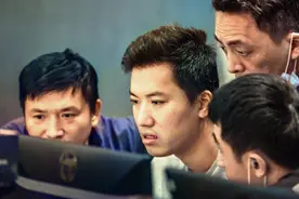 毕李，一等功！无人机拍下惊险抓捕画面图片