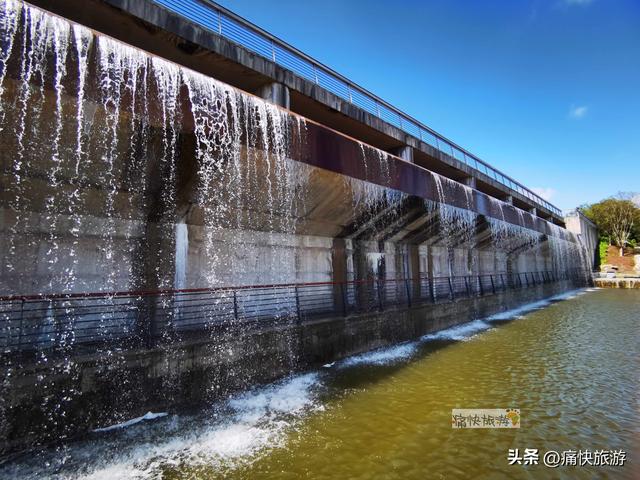 这座自贡宝藏公园不仅有水上玻璃栈道，更有“水帘长廊”瀑布！