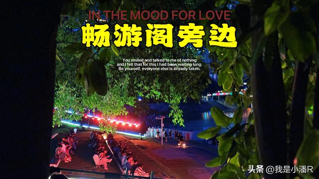 南宁邕江边可以免费看打铁花，围观的人真多啊！