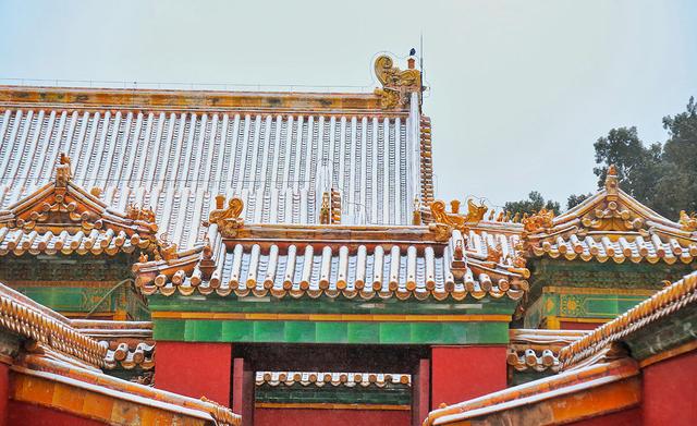 京城初雪拂过紫禁城的每一个角落 故宫红墙金瓦变身童话仙境