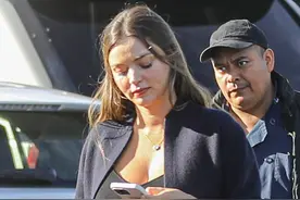 米兰达可儿挺5个月四胎孕肚出街！光着肚皮带着小儿子，还是很美图片