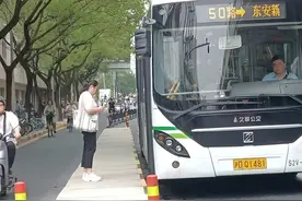 公交车站安全岛就是个“白线框”？已经整改！图片