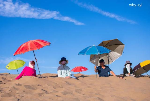 盛夏：敦煌鸣沙山下兴起沙疗热