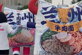 兰州马拉松比赛现场，“显眼包”集合来了，敦煌飞天少女跑马拉松图片