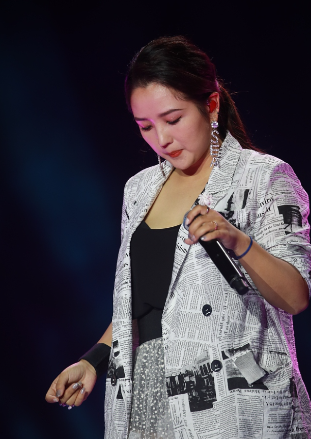 39岁何洁演唱会状态曝光，肚子三层肉腋下勒出副乳	，养4娃显疲惫