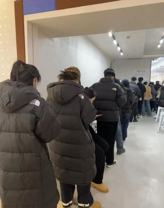 被国人“过度吹捧”的三大羽绒服品牌，实际都是智商税，你有几件