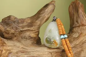 和田玉籽料：红皮又带翠，价格翻十倍！图片