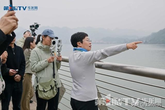 从水下题刻到山体工程奇迹 蒙曼在重庆涪陵“一山一水”中感叹古今传奇