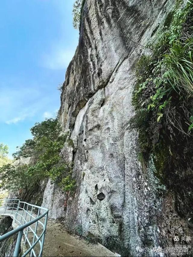 藏于浙江5A景区内有一处“十里铁甲龙”，洞穴众多形态奇特
