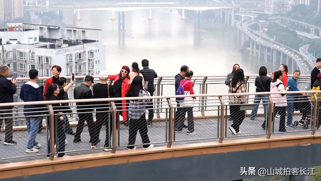重庆新添颜值爆表的景点，刚开放就人山人海，大爷大妈抢着排队！