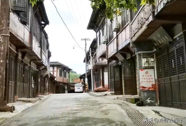 成都龙泉山被冷落的古场镇，街上空无一人，美食诱人被严重低估！