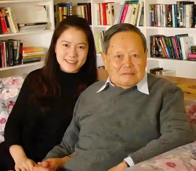 相差54岁，翁帆图啥？