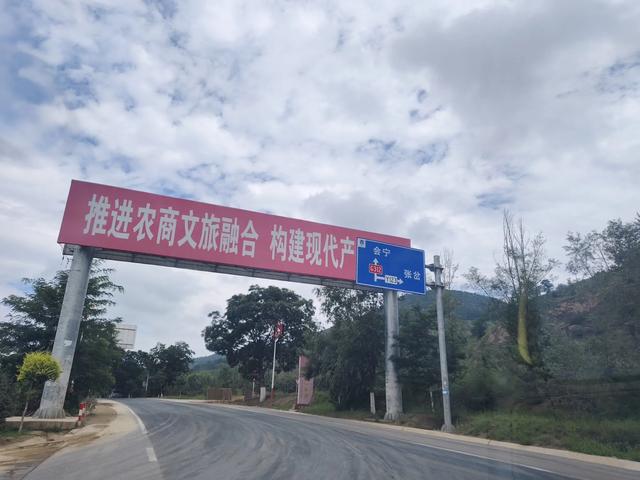 我们今天本来要去兰州水墨丹霞，却在会宁县被战友"俘虏”了