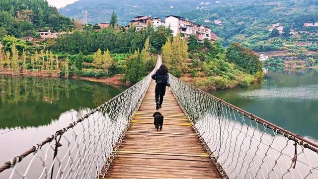 云阳养鹿镇：一江碧水，两岸春秋