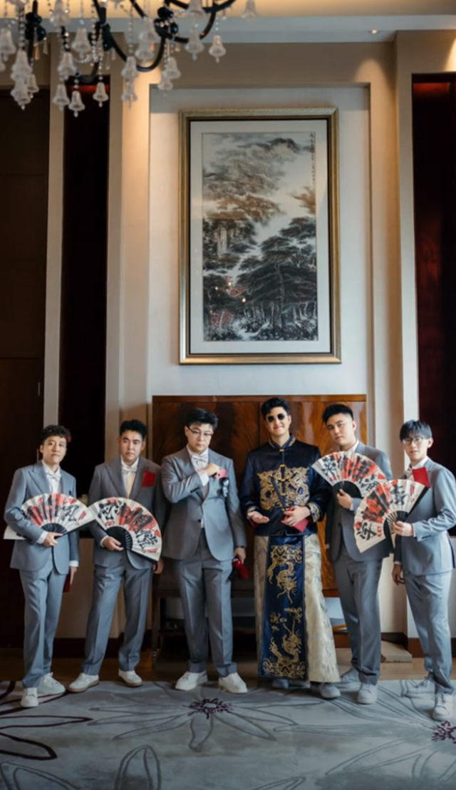 金龟子王宁女儿北京办婚礼，亲家母露面，180高个穿着旗袍好贵气