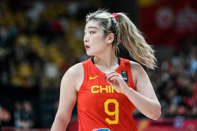 女篮李梦为老公张隆过生日，年龄曝光才36岁，球迷：勉强还能接受