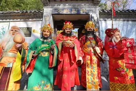 当代人是怎么了？姻缘庙里的菩萨我看都不看，财神庙里我长跪不起图片