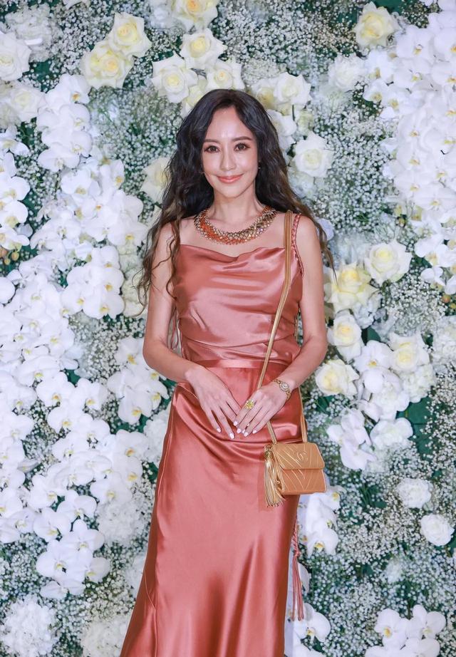 许玮甯婚礼现场群芳争艳，吴姗儒贵气逼人，关颖压轴登场惊艳全场