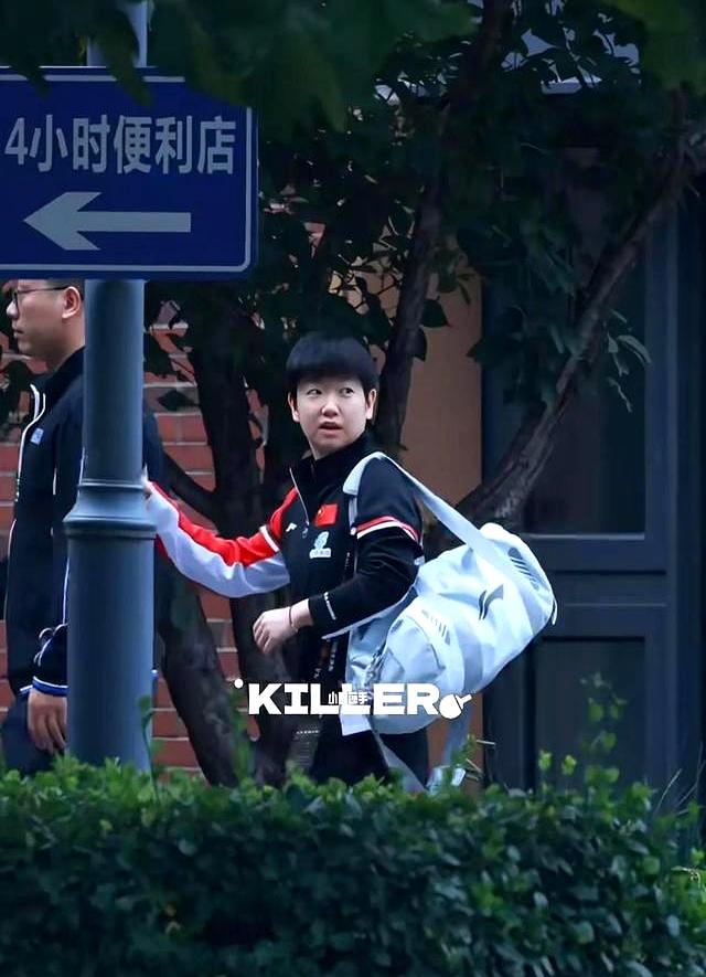 9.27孙颖莎主管教练邱贻可在给蒯曼指导，莎莎练体能！