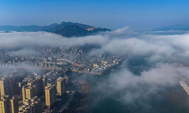 日破云海出，人间皆浪漫