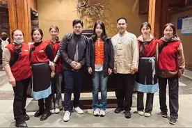 郭晶晶全家云南游，朱玲玲老公罗康瑞有同行，二人跟亲家相处愉快图片
