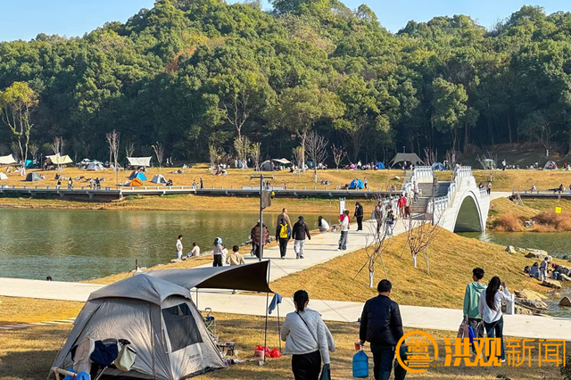 周末天气晴好，市民乐享冬日暖阳