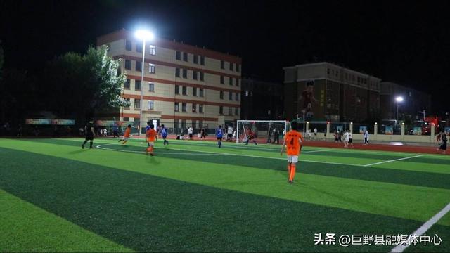 巨野：啤酒+足球+音乐 多彩活动引爆夏日夜经济