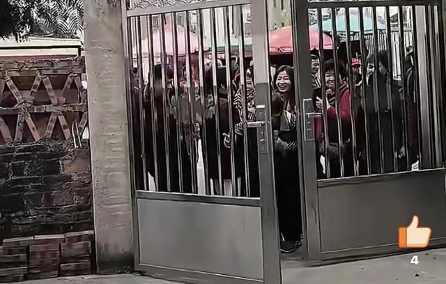 过分!老年旅游团堵全红婵老家 肆意推开家门 全妹家人怒了:别进来