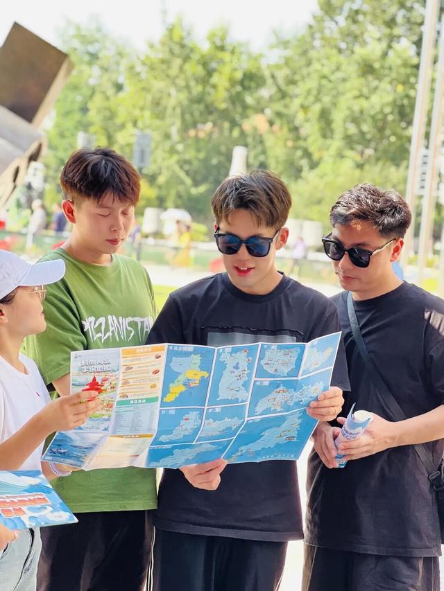 我和游客在一起 | 青年文旅志愿者，假期随时在您身边