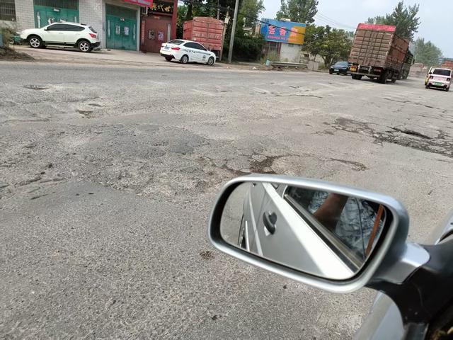全国百强县河南新郑市，一条省道坑坑洼洼10公里无法行走