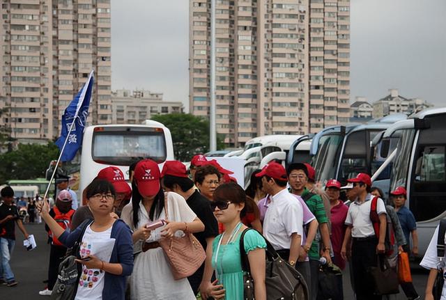 门票打折车票降价，国庆8天假，为啥旅游的年轻人却一年比一年少