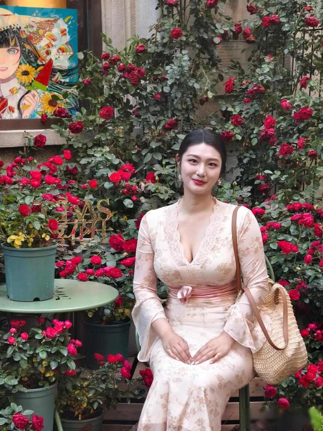 微胖女生拍照总被说胖？衣服遮掩效果差，这些姿势甩开自卑感！