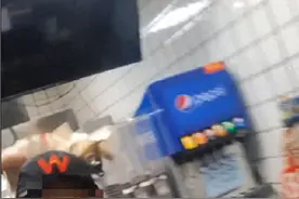 网曝顾客华莱士吃汉堡要番茄酱被打？当事门店回应：已向顾客道歉，并开除涉事员工图片