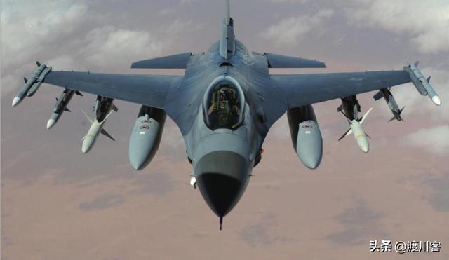 战争一触即发？美军F18硬闯委内瑞拉，扣油轮抢石油，委方不手软