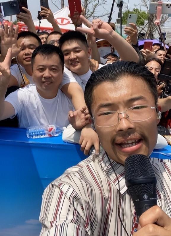 网红郭有才，泡沫散去之后	，曾经飘的有多高，如今摔得就有多惨