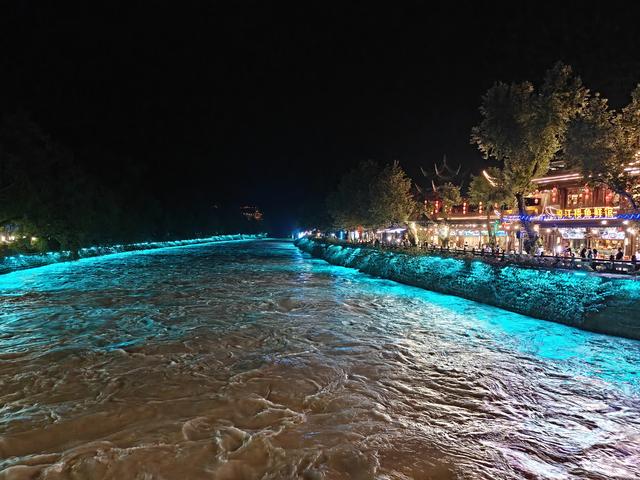 都江堰蓝眼泪景观带