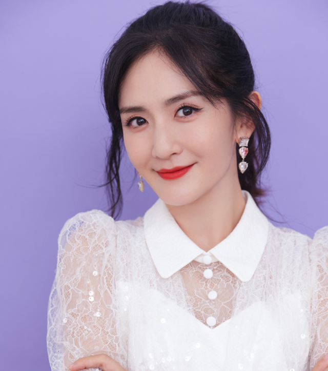 谢娜成为中秋晚会主持人不到24小时，恶心一幕出现，侯佩岑也遭殃